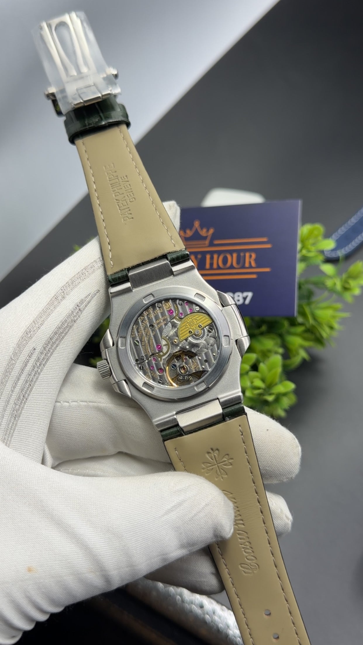 Silver with green dialš„