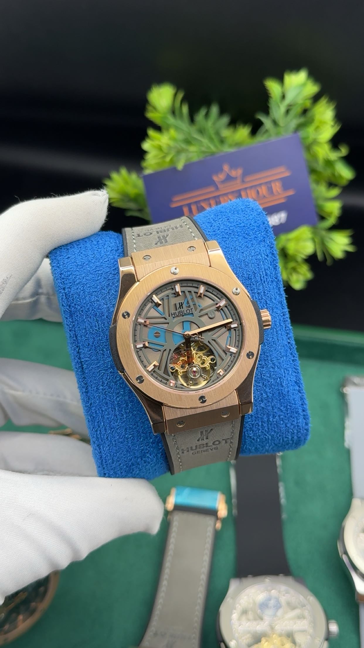 Rose gold with grey dial
