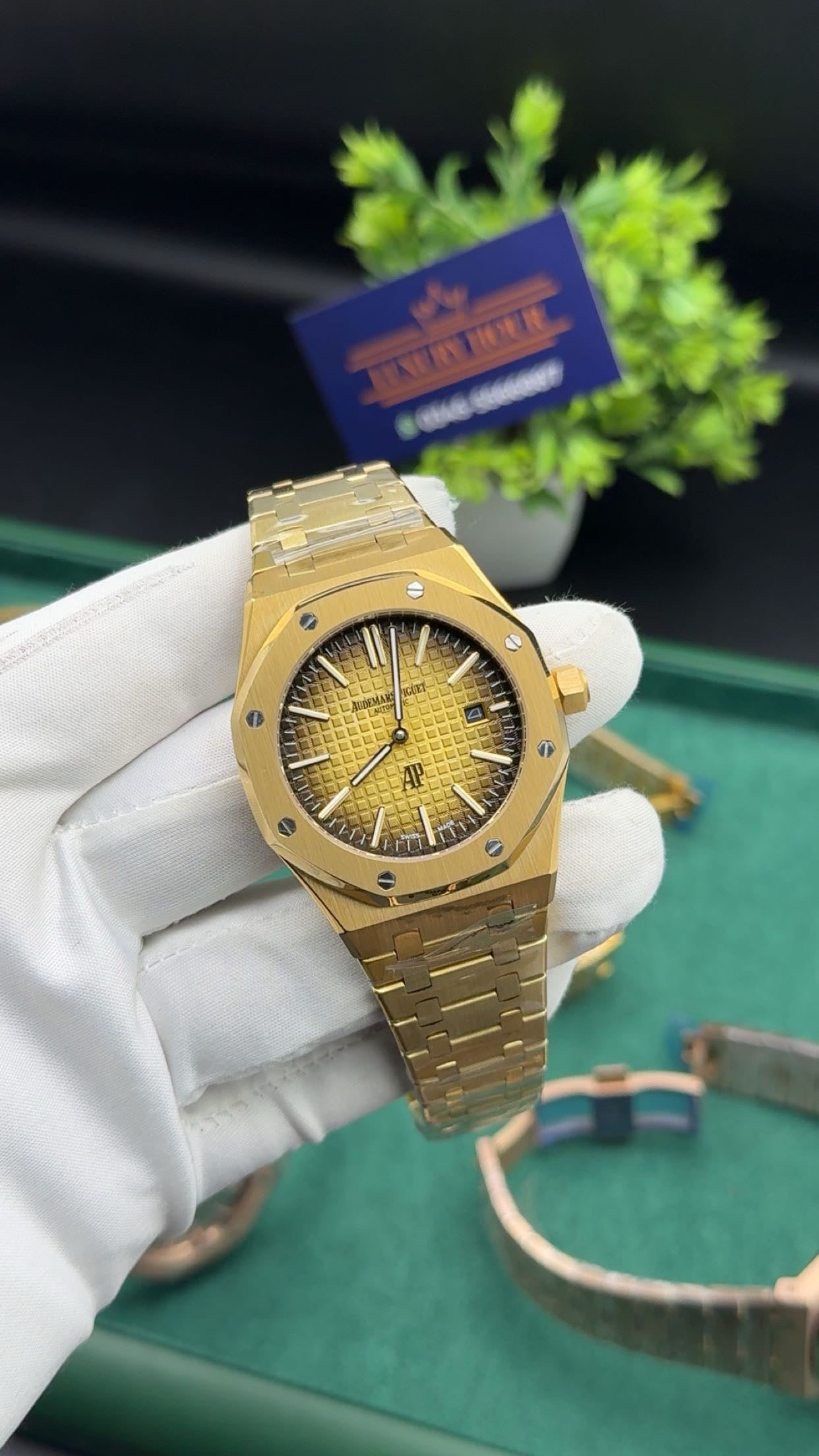 Yellow gold with gold dial