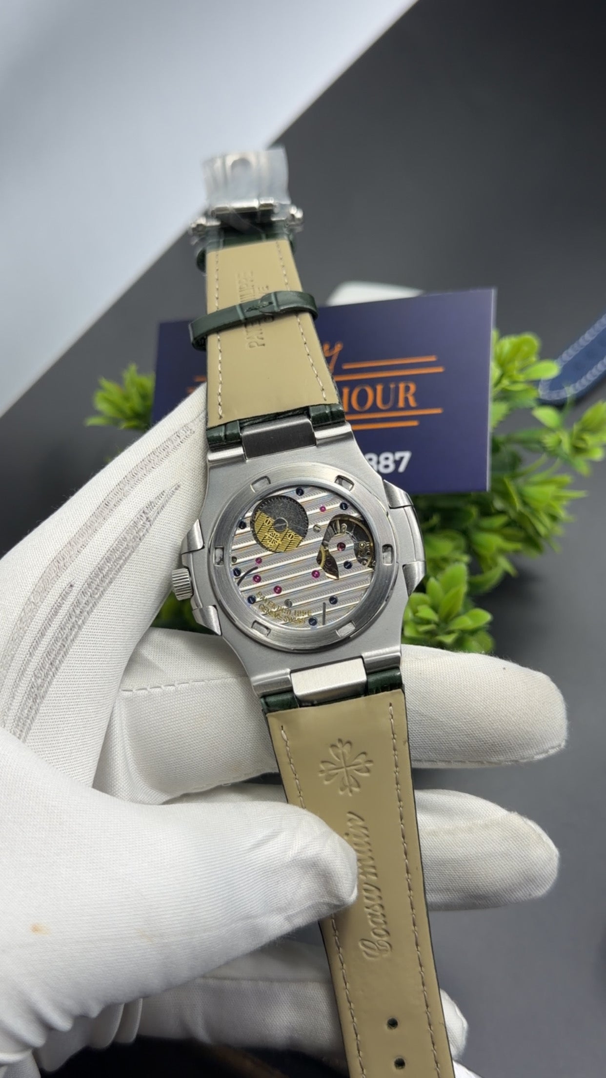 Silver with green dialš„