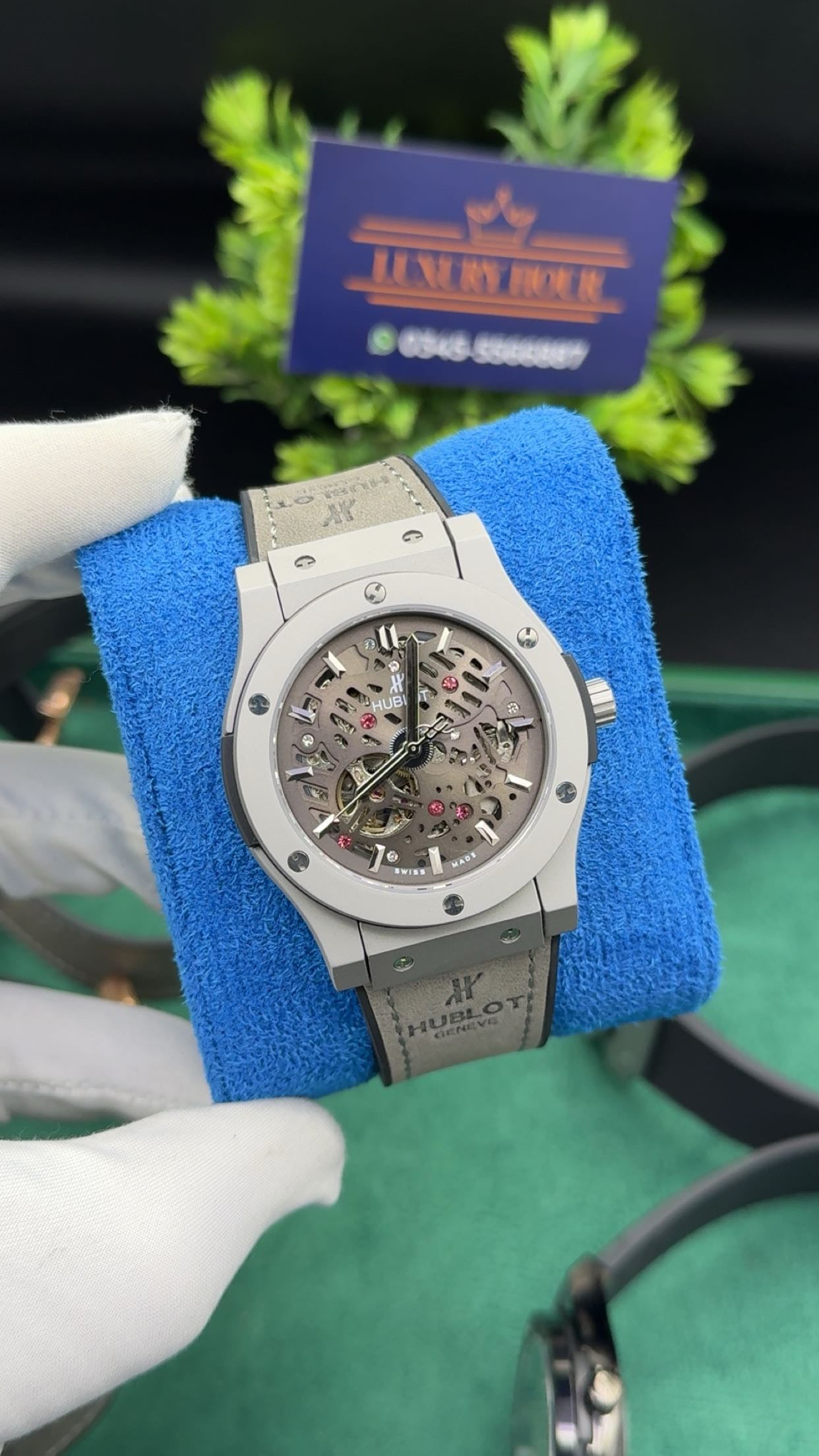 Matt silver with grey dial