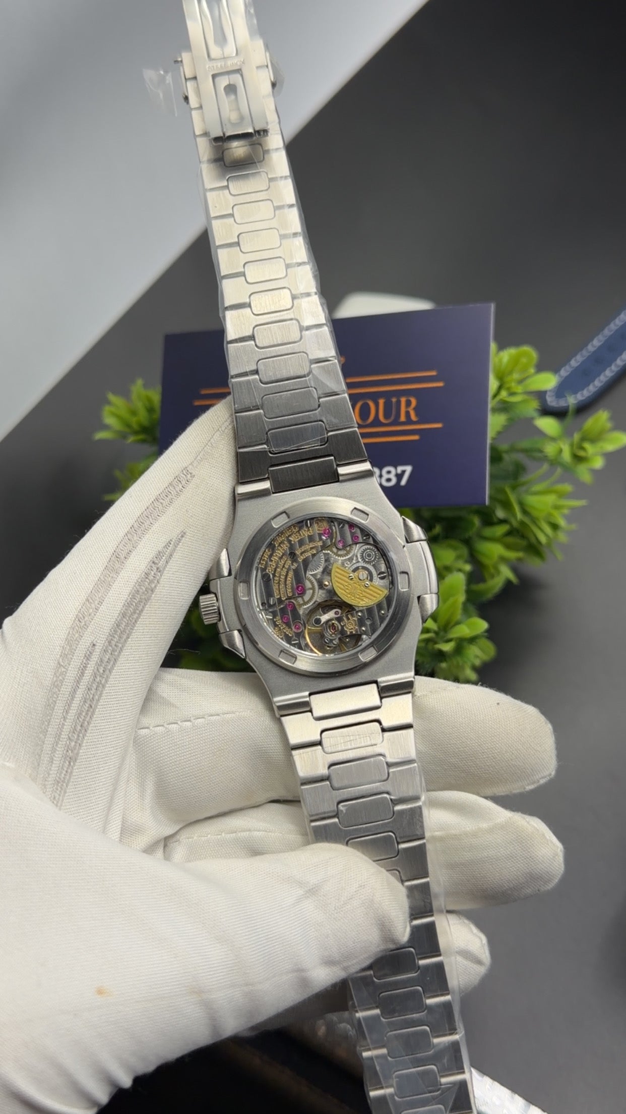 Silver with black dialš„