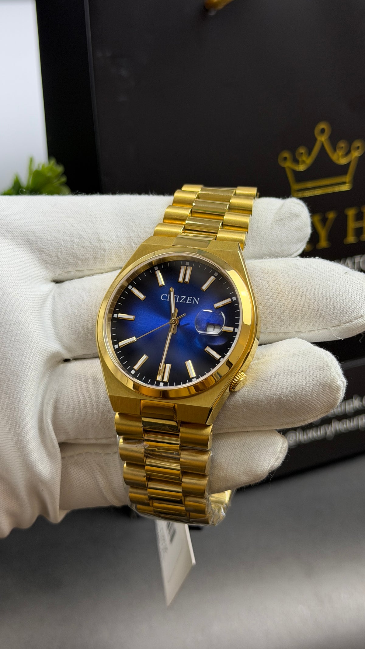 Yellow Gold with Aqua Dial.
