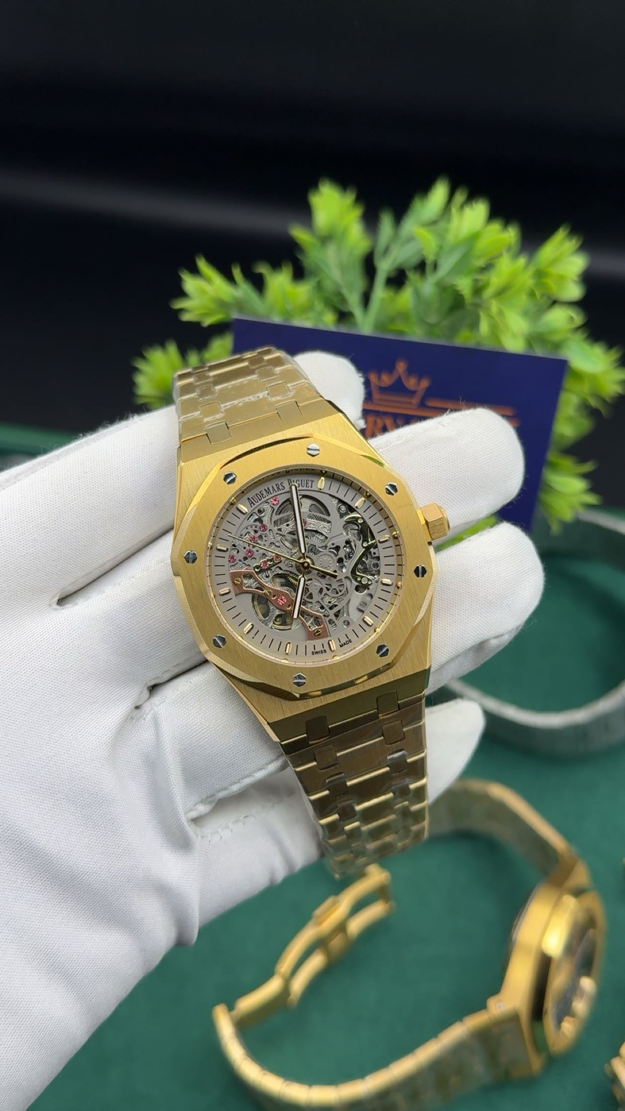 Yellow gold with grey dial