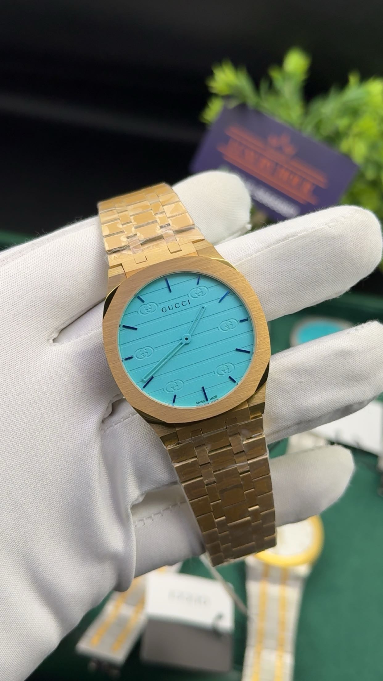 Yellow gold with Tiffany dial