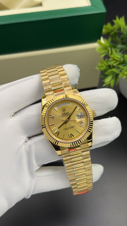 Yellow gold with champagne dial