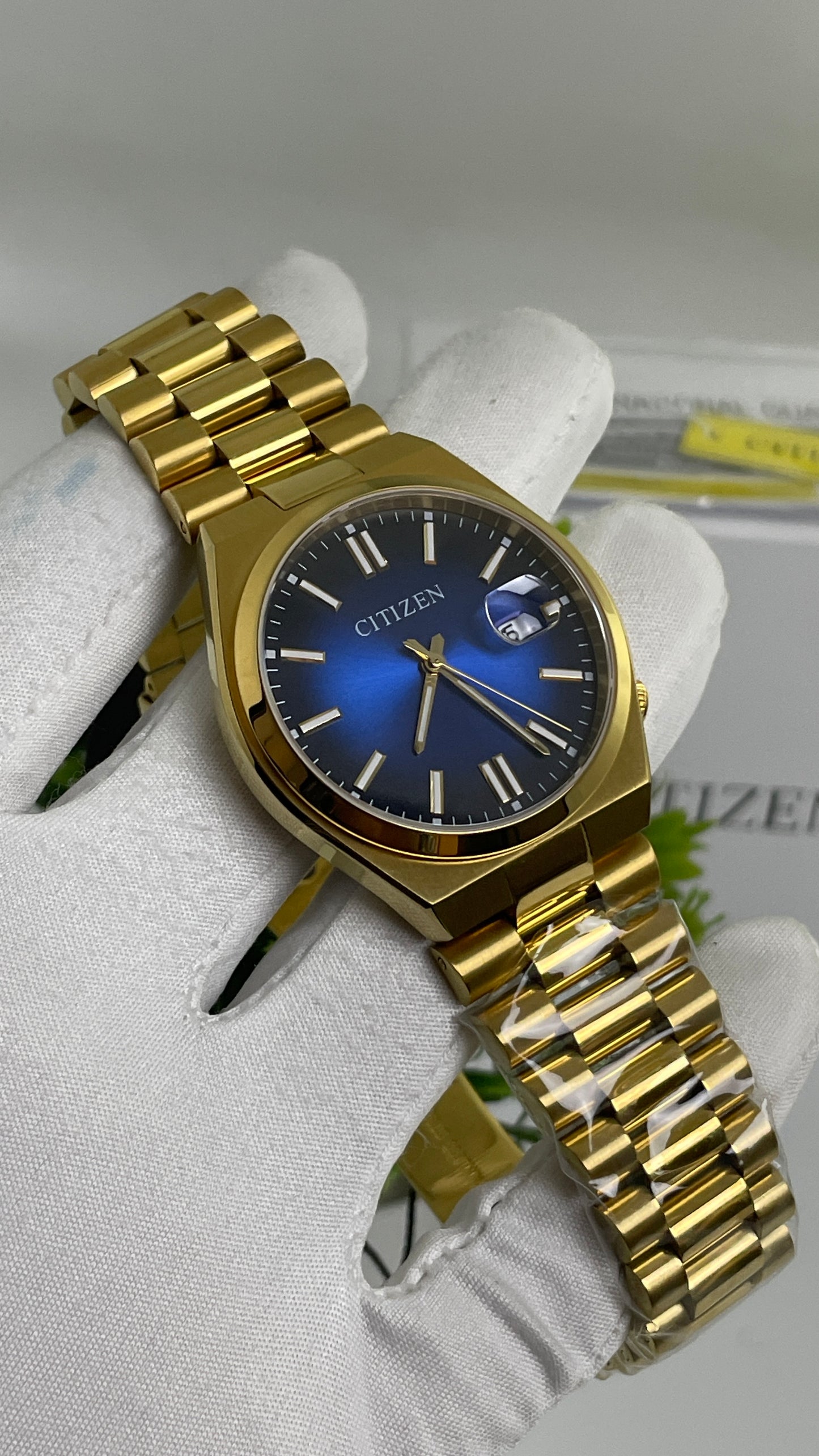 Yellow Gold with Aqua Dial.